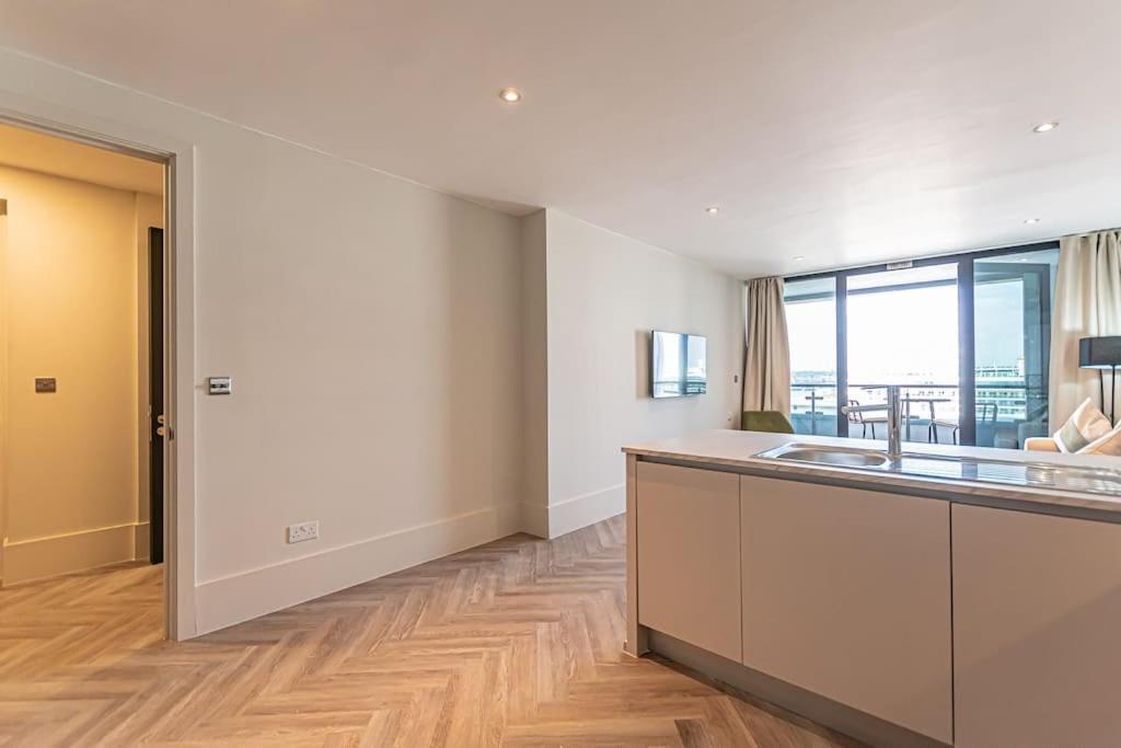 Open Balconey River View! Wow Liverpool Bagian luar foto