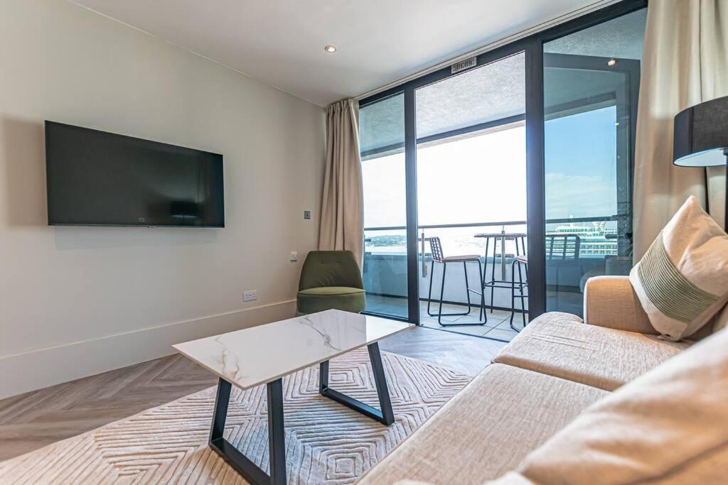 Open Balconey River View! Wow Liverpool Bagian luar foto