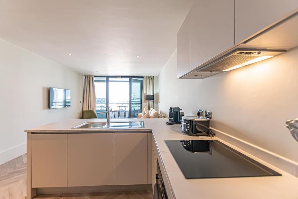 Open Balconey River View! Wow Liverpool Bagian luar foto