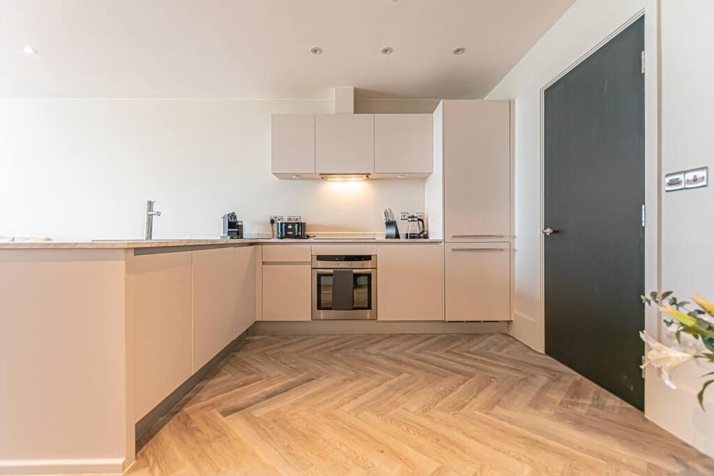 Open Balconey River View! Wow Liverpool Bagian luar foto